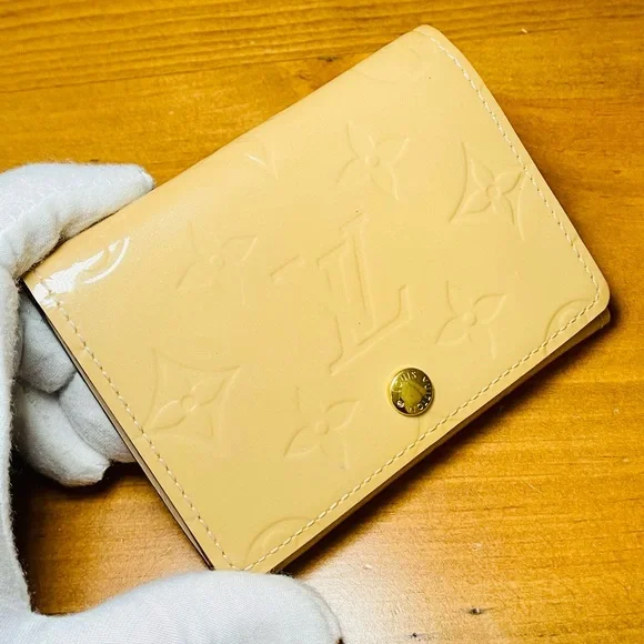 EUC Louis Vuitton Cream Envelope Carte de Visite Monogram Vernis Wallet - Picture 3 of 15